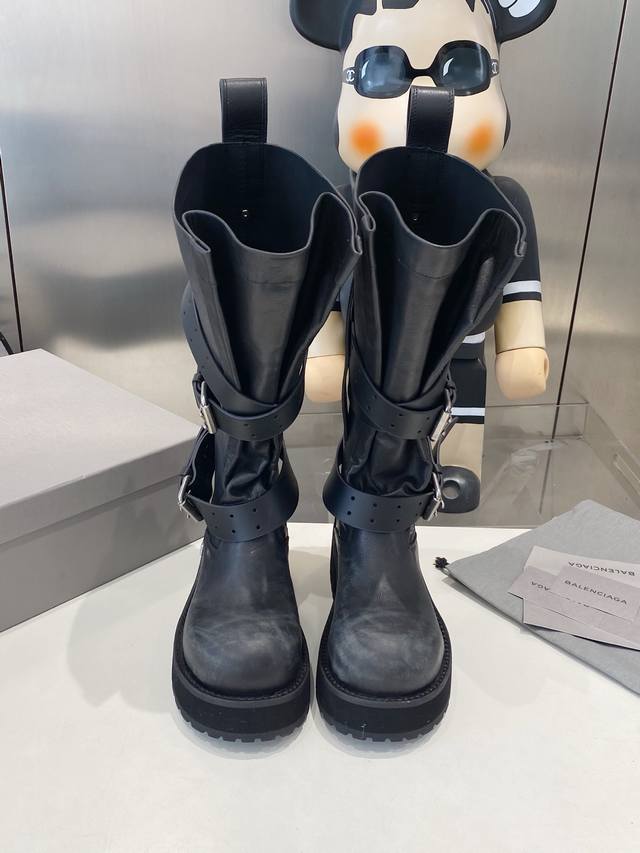 出厂 Balenciaga巴黎世家25Fw毒液Venom高筒靴 这款靴子在设计上独具匠心 以绑带与皮带元素作为亮点 不仅能将靴子稳固贴合于足部 更可随心调节松紧