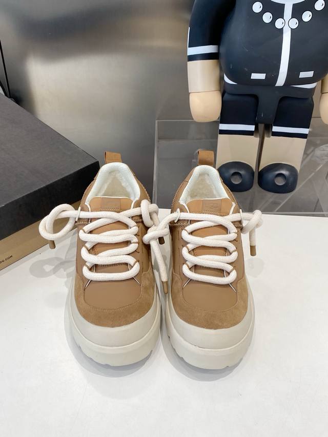 出厂 .新款王一博系带鞋情侣款35-45码。 面用头层牛皮+内里真羊毛+原版双色大底 三个色.黑色，沙色，军绿色