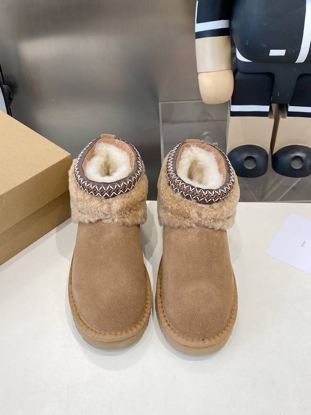 出厂 海外版桃心搭配民族风风格更显时尚又保暖。 牛二层面+羊毛内里。 黑色，栗色，巧色 35-41