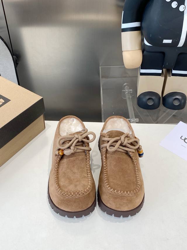 出厂 2025秋冬新款土豆羊毛拖鞋，复古的亚克力扣饰 巨显可爱和时髦，拉长腿一绝，5公分的内增高，舒适的橡胶大底，出奇的暖和真的是让我无法自拔真太可爱了～ 毛茸