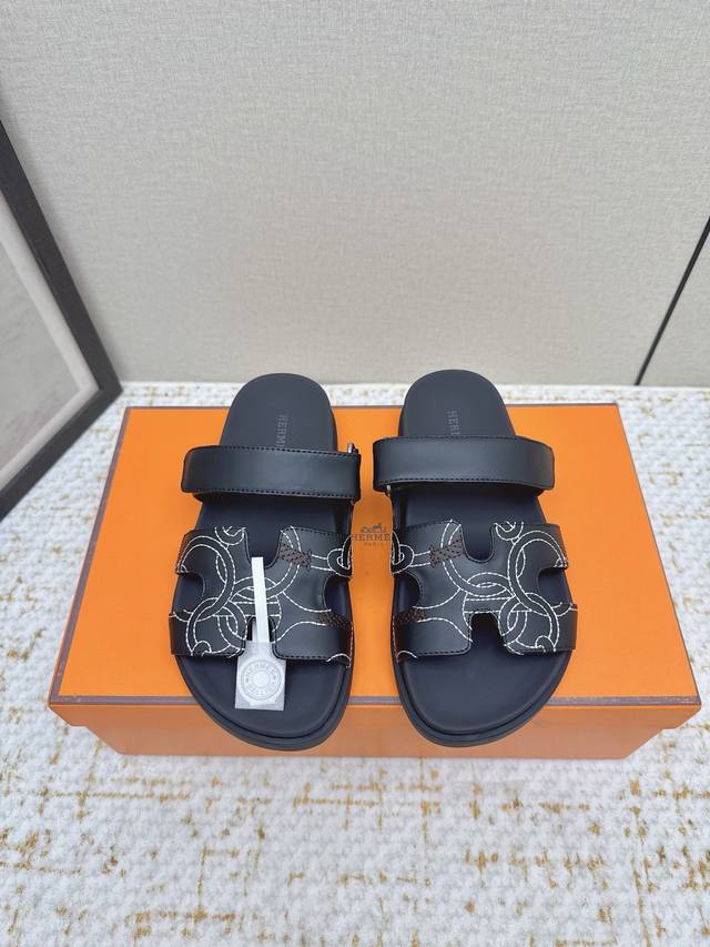 出厂女款 ，男款 顶级版本 H家 2025秋冬新款 Herme*S最近火到不行的情侣款二舅鞋- 凉鞋,搭配各种彩色袜子，潮爆了 鞋面：进口小牛皮 内里：进口水染