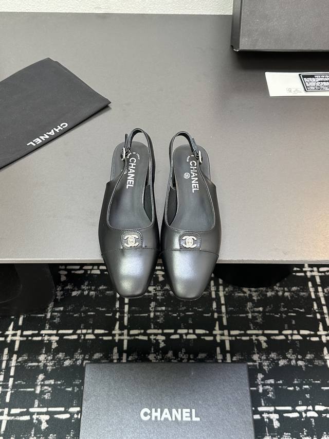 Chanel香奈儿｜小香25p新品经典 双C粗跟后空拼色拼接凉鞋！ 鞋面采用羊皮 内里踮脚均为丝绸羊皮 意大利进口牛皮大底 跟高：4.5Cm Size：35-3
