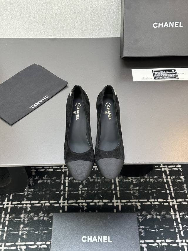 Chane*｜小香25p春夏新品 系列双C高跟拖鞋 这一季美得让人窒息！ 朦胧看不清，不管是衣服还是裙子 穿在女人身上，若隐若现的小性感 很梦幻很浪漫，俏皮可爱