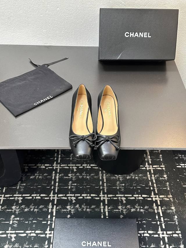 2025★★★★★ 众多明星网红上脚，国内外博主刷爆的一个百搭系列，春夏衣橱搭配必备 首选.香家专属 鞋面：羊皮 内里: 进口水晶羊皮内里 大底：原版开模定制真