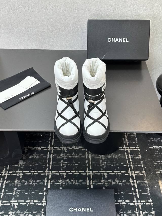 出厂价p Chanel 香奈儿 秋冬经典款雪地靴，超保暖神器像羽绒服一样柔软，鞋底Logo可以切换带钉的很防滑，好看又实用这个价钱的性价比在香香 面料：防水布