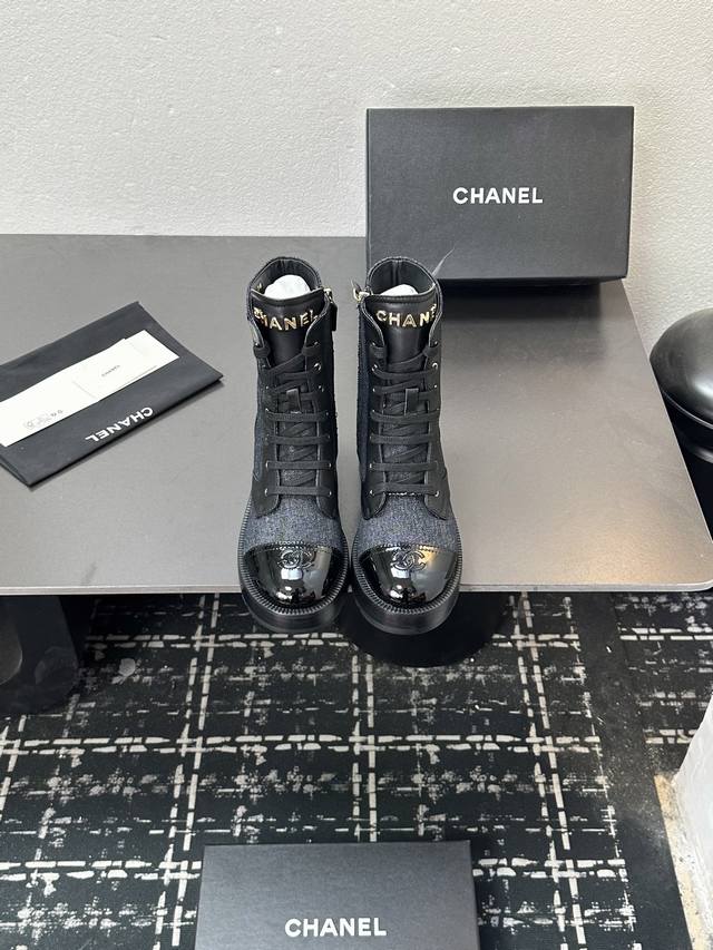 经典款 Chanel｜小香25K 双C经典骑士短靴 靴口链条装饰是灵魂所在 冷光质感与拼色材质形成巧妙反差 这双短靴不止是秋冬鞋履 更是Chanel用经典基因与