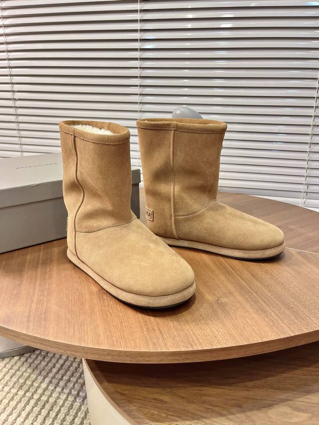 Balenciaga 巴黎世家 2025秋冬新款中筒纯羊毛雪地靴 简直不要太帅 设计感满满打破传统雪地靴的沉闷臃肿 个性十足 秋冬搭配小卫裤 牛仔裤 紧身裤真的