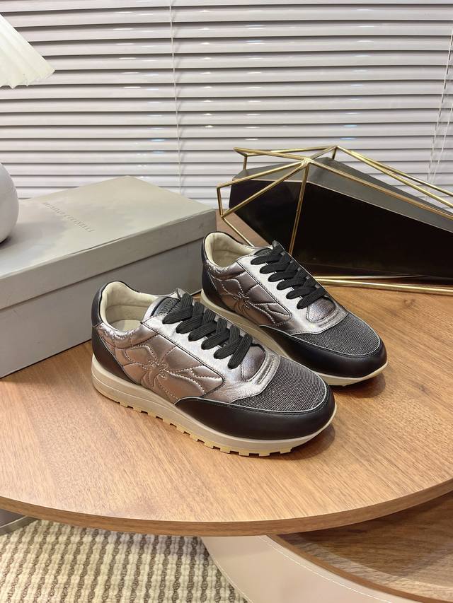 国内外最流行的，四季休闲运动鞋。Bc买回十多套原版，历经半年多的开发，匠心制作，每道工序都有专人验货，生产出了高品质的鞋大底1比1开模，所有材料，面料头层牛皮，