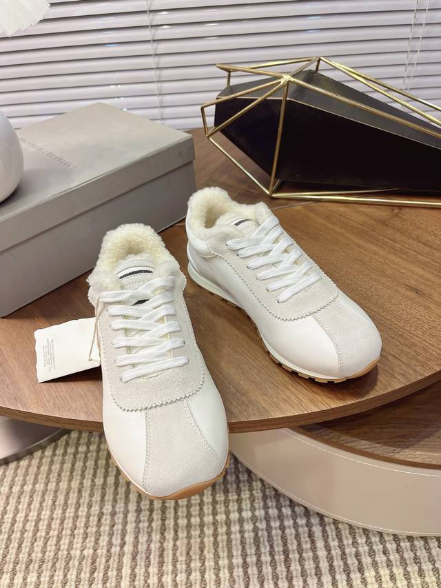 国内外最流行的，四季休闲运动鞋。Bc雪地靴买回十多套原版，历经半年多的开发，匠心制作，每道工序都有专人验货，生产出了高品质的鞋大底1比1开模，所有材料，面料头层