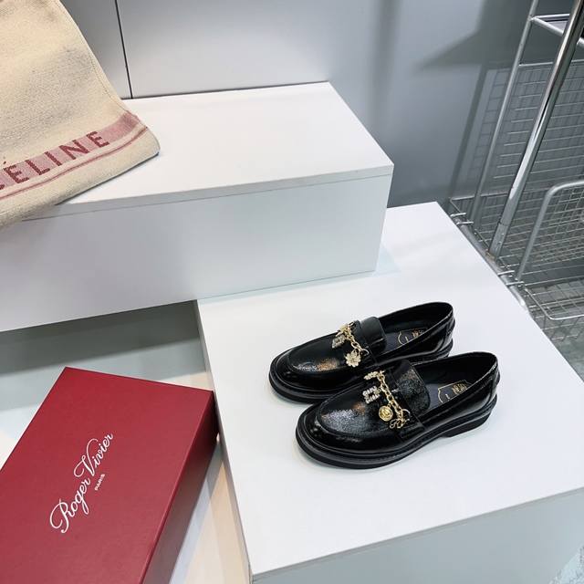 高品质出厂 ！顶级品质Roger Vivier Rv 』25秋冬新品平底单鞋乐福鞋！ 复古勋徽章，融入现代金属钻链元素，打造复古与摩登并存的时尚美学！搭配闪耀金