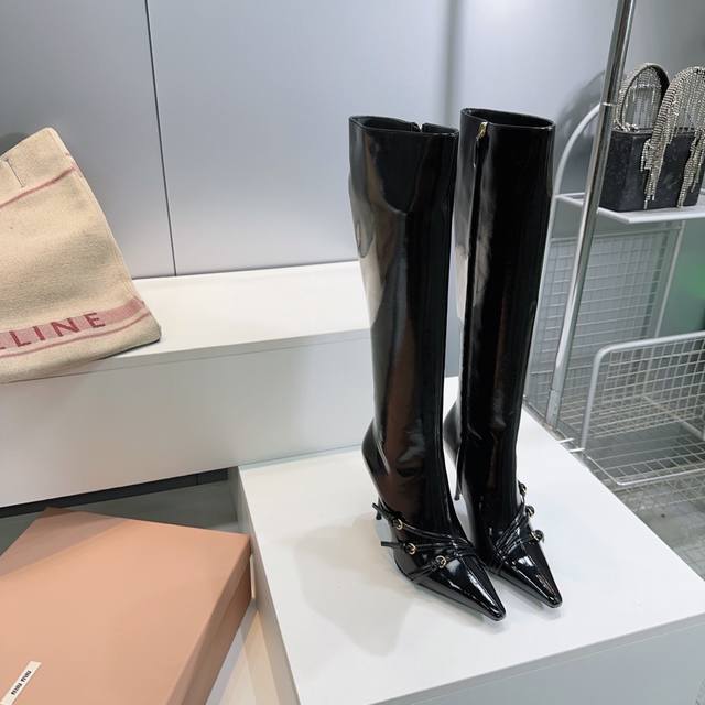 高品质出厂 ！顶级品质 Miumiu 缪缪 25秋冬新款细跟尖头 侧拉链高跟长靴！ 單品尖头鞋頭與細跟相得益彰，增添長靴的氣質與良好的舒適性，加之在黑色牛漆皮，