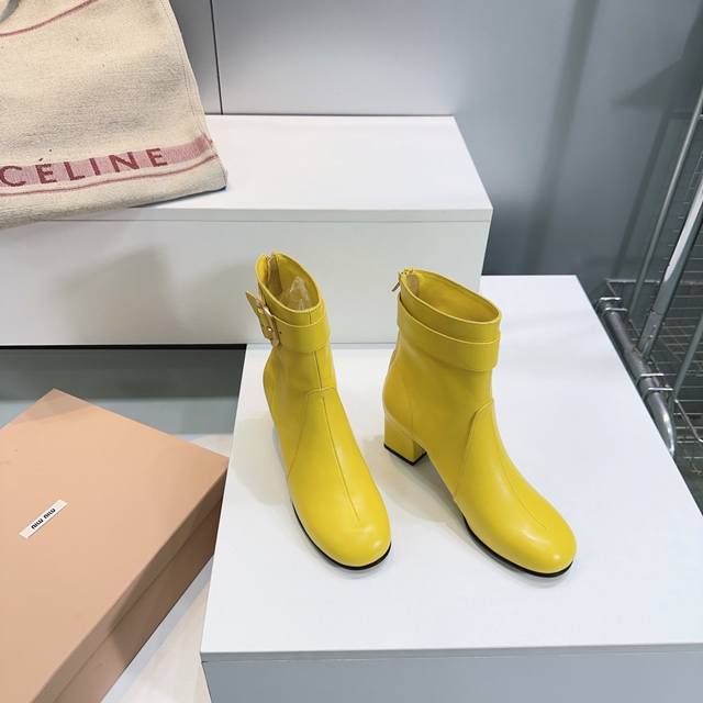 高品质出厂短靴 ！顶级品质Miumiu 缪缪2025秋冬季新款圆头粗跟短靴、高靴系列今年官网主推的爆款 Miu家一直以来都是以少女心Blingbling著称，这