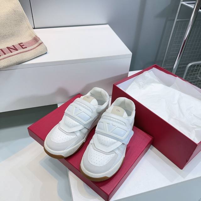 高品质出厂 ！顶级品质情侣款运动鞋系列 Valentino 华伦天奴2025秋冬新款情侣款大V扣魔术贴休闲板鞋运动鞋！火爆发售. 原版Zp入购拆解. 反复打版调