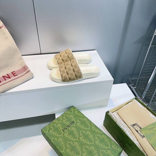 高品质出厂 ！顶级品质Gucci古奇25春夏新款沙滩拖鞋最新春夏双Gg刺绣老花系列海绵云朵面包拖鞋新款厚底凉鞋 凉拖鞋 这款凉鞋由经典Gg刺绣老花帆布工艺制作，
