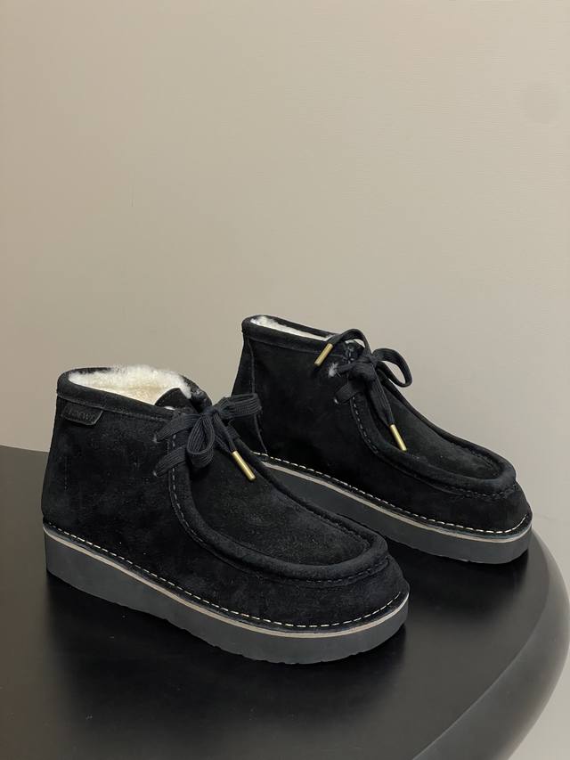 Loewe 罗意威 25秋冬新款 羊毛里情侣款德比鞋圆头乐福鞋复古绒面厚底羊毛短靴 绒面牛皮圆头德比鞋，采用宽大的莫卡辛鞋头结构绒面革滚边，鞋跟侧面Logo皮标