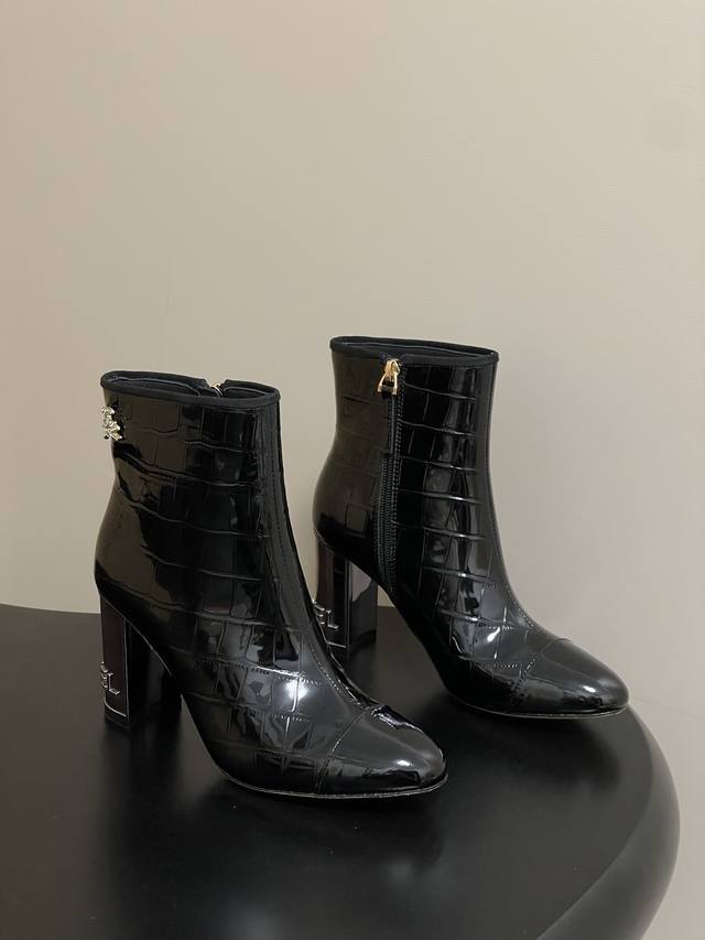 Chanel 小香双色拼接高跟短靴经典双C钻扣侧拉链长靴金属字母粗跟靴子 米白漆皮+黑色拼接，菱格纹+珍珠点缀，优雅又高级计。粗跟设计，舒适又显腿长，秋冬穿搭超