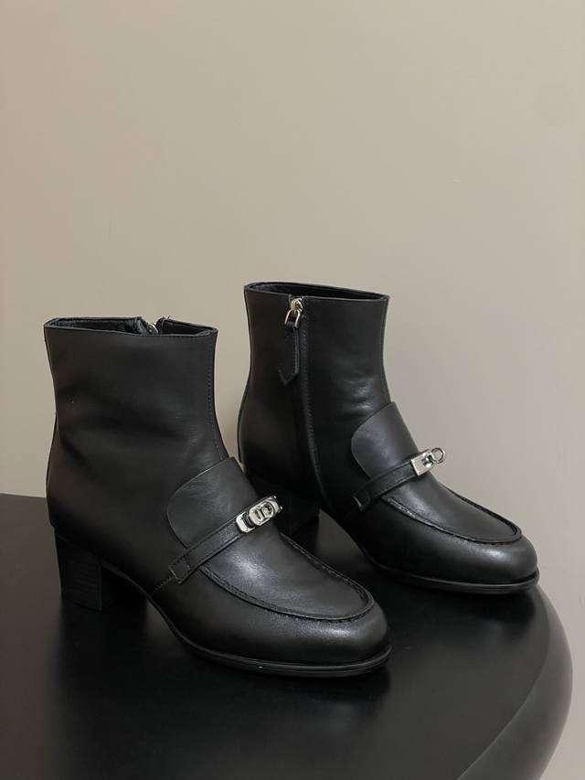 顶级品质 Hermes 爱马仕 25Fw秋冬新款 H家 Kelsy粗跟及踝靴系列经典Kelly扣麂皮绒面及踝靴一脚蹬高跟侧拉链短靴 每一处细节都彰显非凡品质。标