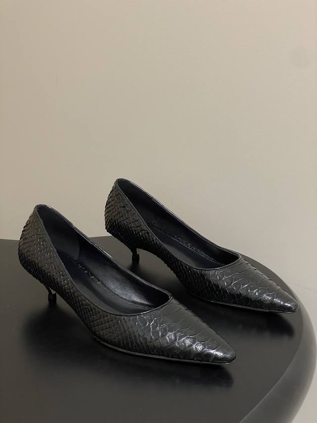 The Row 25早秋新款 Tr极简风小猫跟单鞋高跟鞋 第一眼看到这个鞋子就爱上了，极简复古味随意搭配都好看！穿起来又酷又潮，各大网红博主都在穿它，整个鞋子非