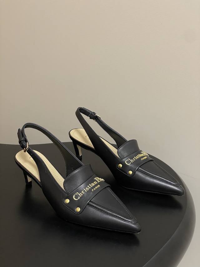 25Ss早春新款Dior迪奥D-Boy 五金字母扣尖头高跟鞋小猫跟后空凉鞋 这款 Dior Boy 露跟高跟鞋是二零二五秋季系列新品，以高雅风格重新演绎经典设计