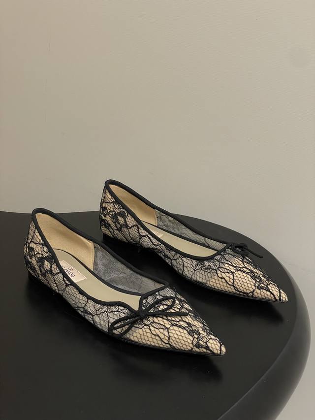顶级品质 Valentino 华伦天奴 尖头蕾丝网纱面平底单鞋蝴蝶结芭蕾舞鞋 采用了蕾丝材质，呈现出细腻的花纹图案，既轻盈又富有质感，同时蕾丝元素也为鞋子增添了