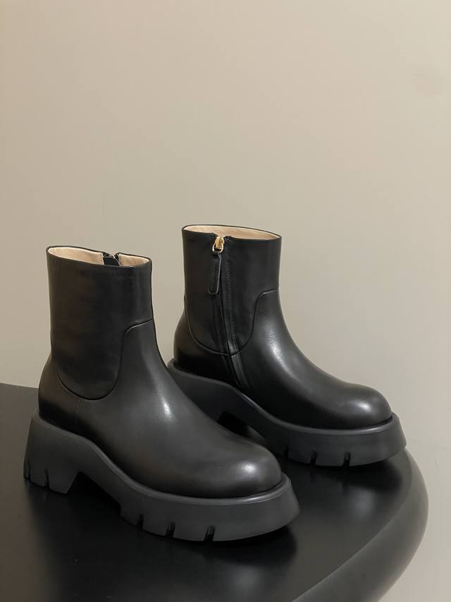 顶级品质 Gianvito Rossi25S秋冬新款 罗西 Gr厚底短靴侧拉链及踝靴增高松糕底靴子 这双短靴融合了复古工装风与现代奢华感，厚底设计既带有复古腔调