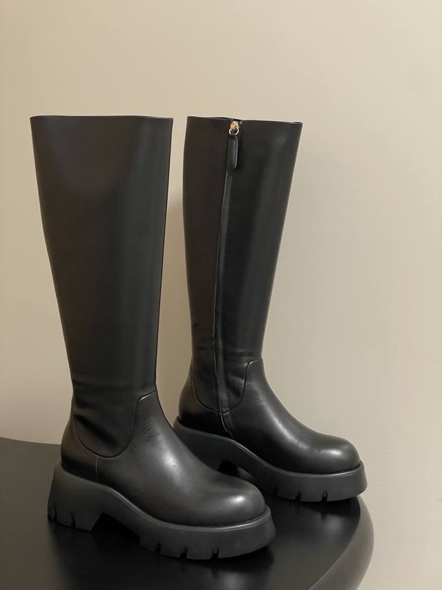 顶级品质 Gianvito Rossi25S秋冬新款 罗西 Gr厚底直筒靴侧拉链长靴 增高松糕底靴子 这双靴子融合了复古、时尚与奢华等多种风格元素。牛皮革材质和