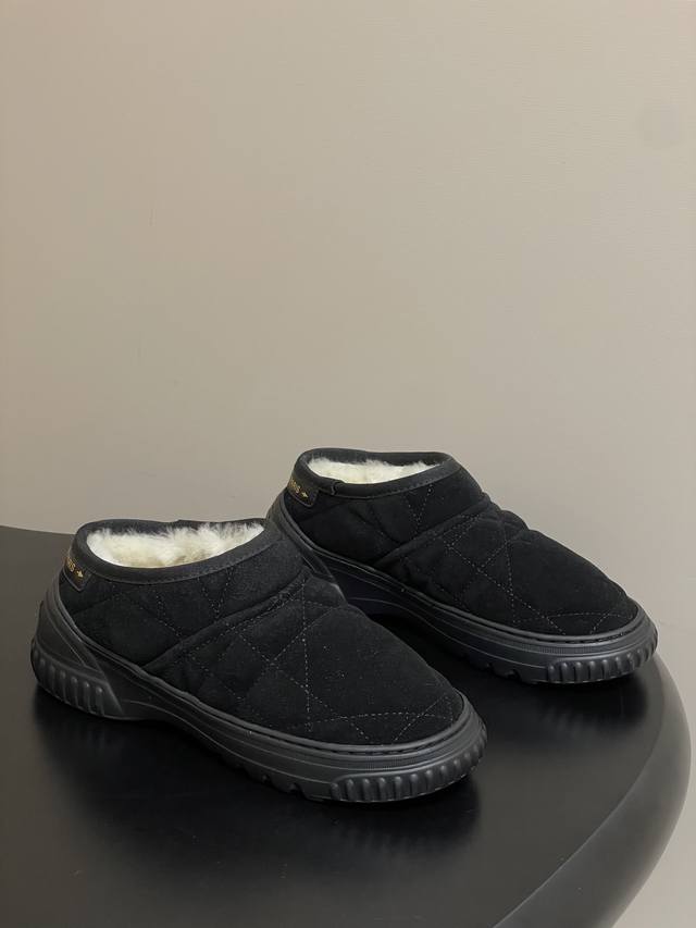 矮帮 -短靴 - Dior Frost 及踝靴藤格纹羊皮毛一体短靴毛毛鞋雪地靴 这款 Dior Frost 及踝靴融入高订风格，重新诠释雪地靴款式。采用驼色绒面