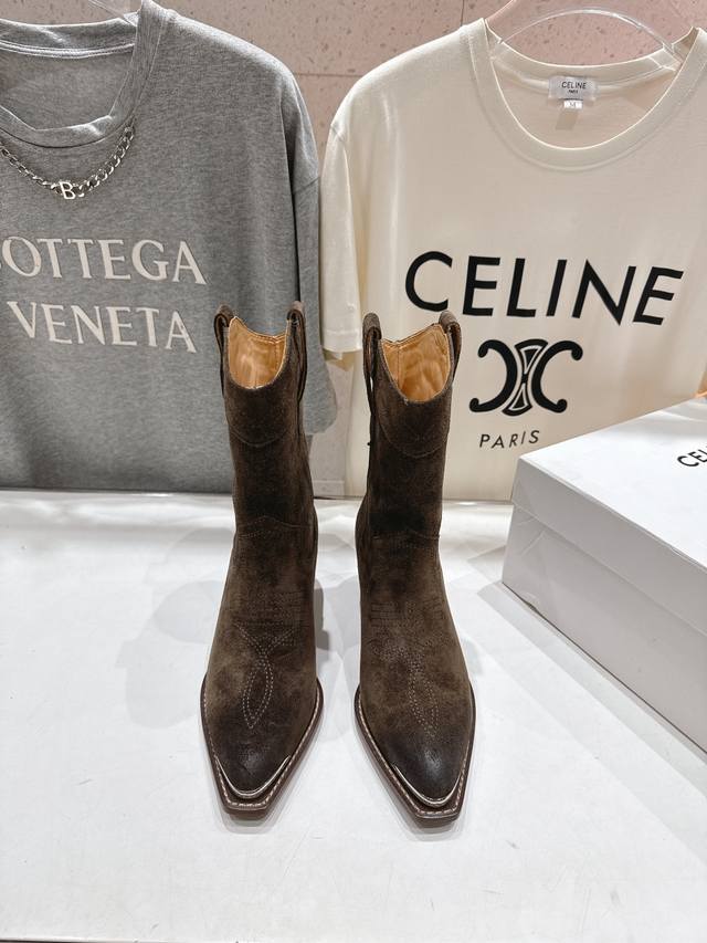 高版本出厂 Celine*赛琳F032 2025Ss秋冬专柜新款英伦风复古高跟短靴骑士靴 集现代、传统与酷炫风格与一身。其标志性设计采用了上乘材质，具有敏锐独道