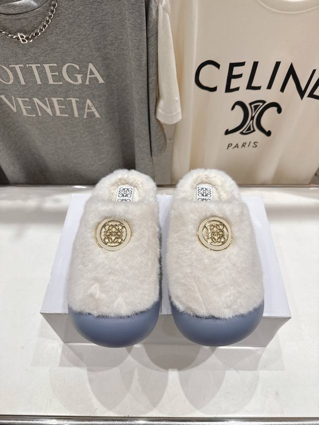 高版本出厂 Loewe 罗意威F036 2025Ss秋冬新款一脚蹬勃肯半包毛毛拖鞋 舒适度极高，非常具有辨识度，美貌与实用并存舒适而不单调的毛毛拖 鞋面：环保编