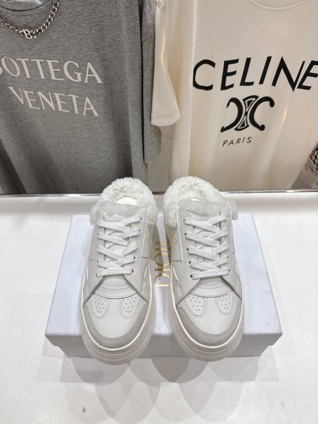 市场高版本 厚底 Dior Star 迪奥D家F037 2025Ss秋冬新款半拖厚底羊毛里休闲鞋小白鞋 延续经久不衰的轮廓，是新款经典单品。采用白色牛皮革精心制