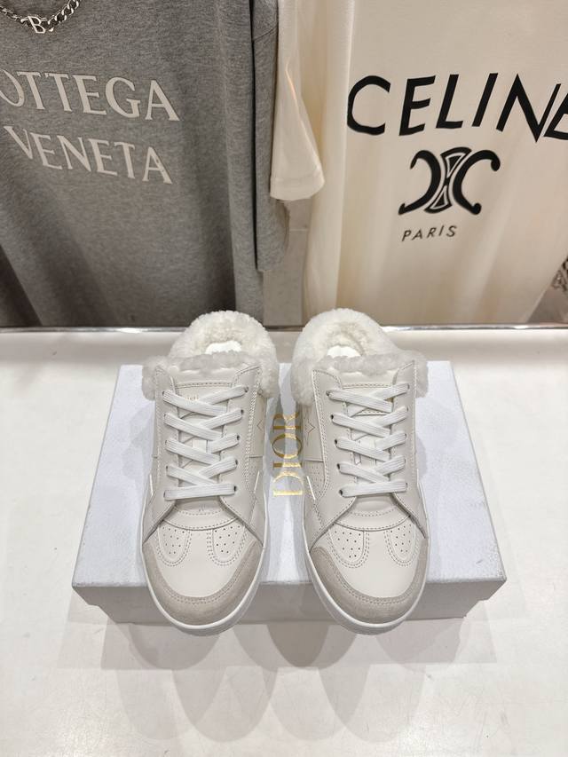 市场高版本 Dior Star 迪奥D家F037 2025Ss秋冬新款半拖羊毛里休闲鞋小白鞋 延续经久不衰的轮廓，是新款经典单品。采用白色牛皮革精心制作，饰以同