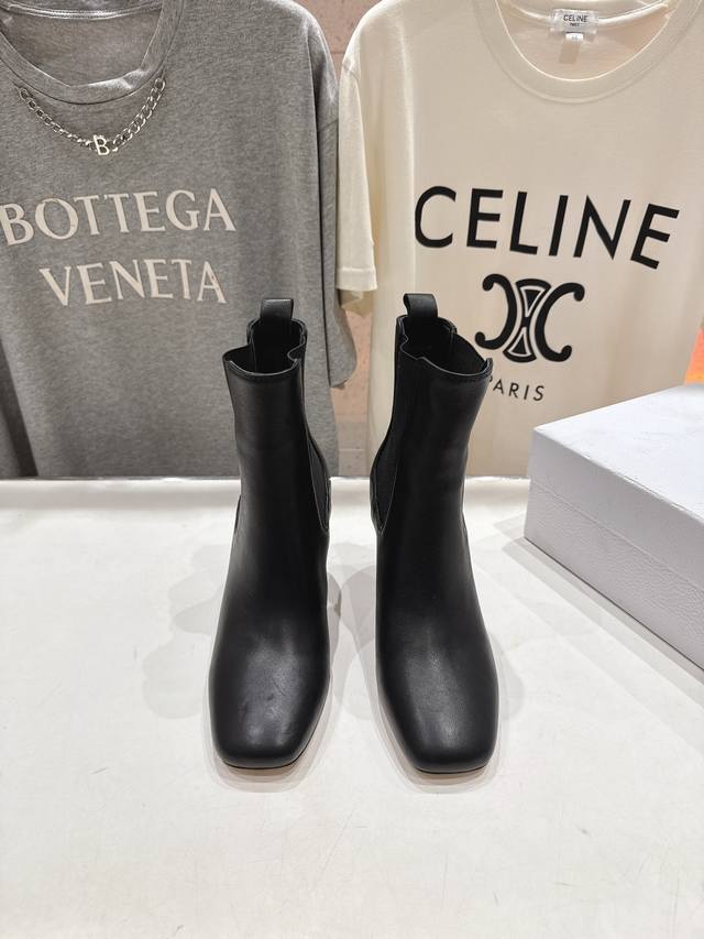 高版本出厂 Dior*迪奥D家F031 2025Ss新款高跟短靴强烈推荐款～气质十足的女王范.最优雅的欧美风格高跟鞋非D家气质莫属了.此单品犹如艺术品一般，带有