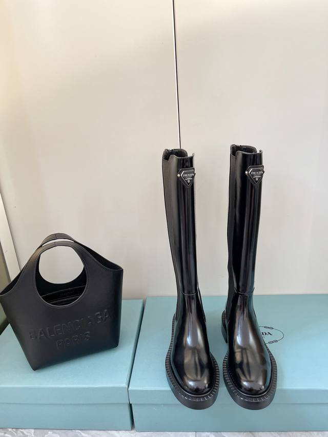 prada厚底机车靴 时尚休闲机车马丁靴 独到味道 人人都爱也轻松驾驭 每年都会爆.还有就是经典的鞋楦 足以征服你 穿上它 增高休闲两不失误 脚简单帅气 ！ 面