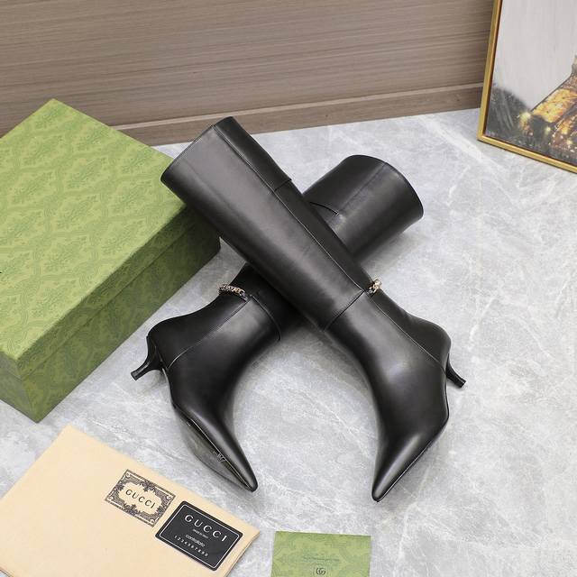 G家新款Gucc字母扣L O G O链条中跟短靴尖头长靴 顶级版本、欢迎比对. 原版1:1复刻 注意市面通货内里很多都不对版哦请认准咱家正品保证 鞋面：全粒纹高