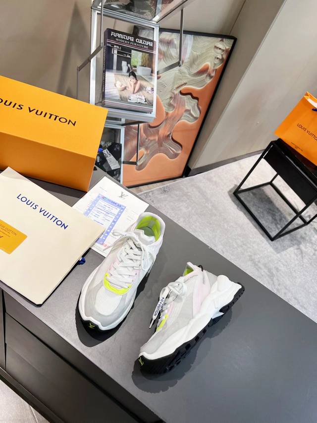 Lv路易威登Run 55 运动鞋拼合网格面料、橡胶和粘胶等科技材质，搭配牛皮革材质，共同洋溢运动格调。Monogram 帆布后袢带等标志性元素传递品牌意趣。 ①