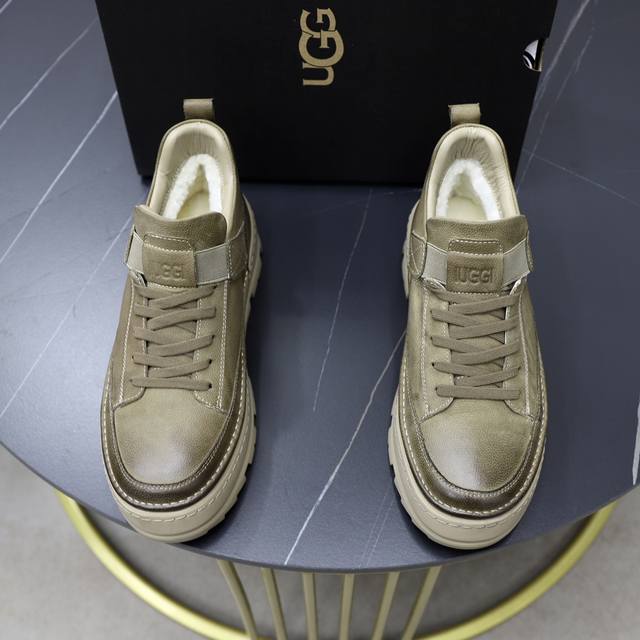 澳洲进口加厚羊毛 品牌：Ugg正品代购 尺码：39 44 等级： 官网1:1 材料： 头层真皮防水防冻鞋面 真毛内里 原版防滑 柔软 耐磨大底 款式类别：男士休