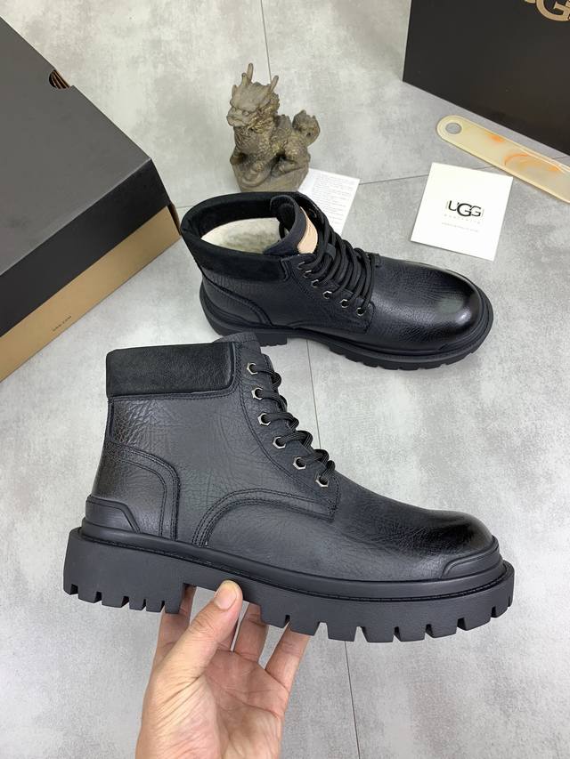 真羊毛 Ugg 爆款男鞋官方网同步正品品质 不是一般市场仿货可比拟的鞋面为进口意大利磨砂牛皮，内里：垫脚级真羊毛只有A级才能显效果 手感柔滑细腻鞋型大气，只有正