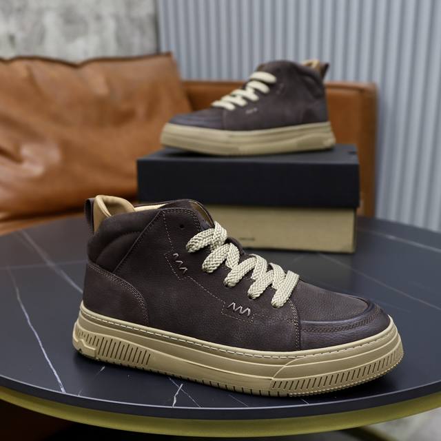 澳洲进口加厚羊毛 品牌：Ugg正品代购 尺码：38-44 等级： 官网1:1 材料： 头层真皮防水防冻鞋面 真毛内里 原版防滑 柔软 耐磨大底 款式类别：男士休