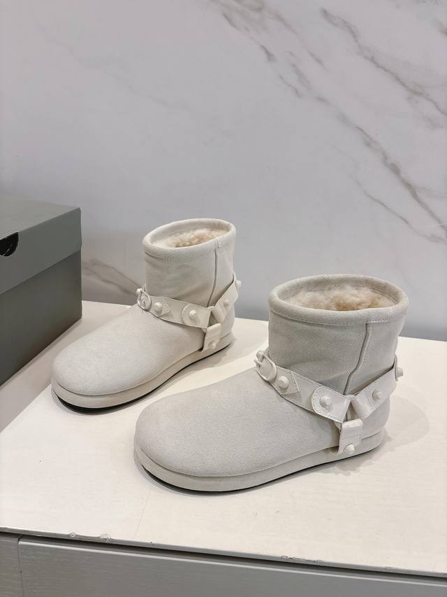 Balenciaga巴黎世家｜滑雪系列重磅上新 代购级品质 完美复刻最新款雪地靴 致敬经典 玩转原创与重塑的时尚哲学 核心优势： 1原版1：1开发｜原厂Rmb购