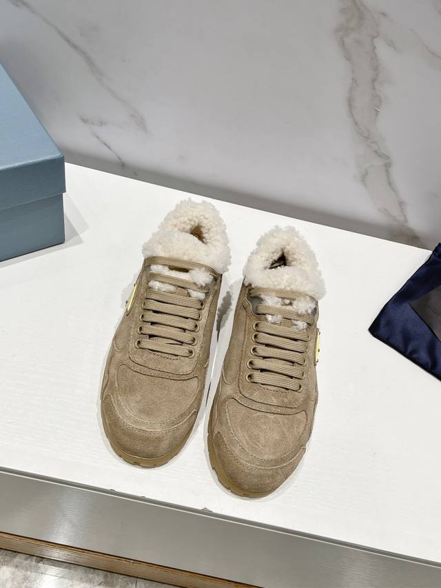 prada 新款羊毛休闲鞋 低调奢华懒人鞋，富人的不二选择！ 软胶底素有踩云感之称～舒适度百分百 细腻牛反绒鞋面，柔和而有质感！高级感满满！ 材质与工艺- 鞋面