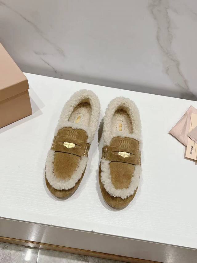高版本出厂 Miumiu 缪缪 Ss秋冬走秀款 钱币驾车鞋加毛乐福鞋毛毛鞋 这款永不过时的反绒皮驾车鞋饰有硬币与压花Miu徽标，彰显别具一格的经典格调。鞋头盖点