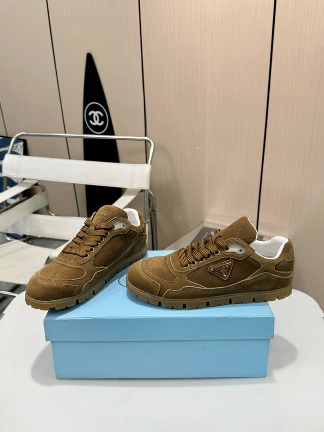 男款+10 prada时尚情侣必备 普拉达休闲鞋 经典三角标 普拉达这款情侣鞋太惊艳啦！ 采用真皮面料，质感超棒，彰显品质。 里衬是真羊皮，柔软舒适，干爽透气。