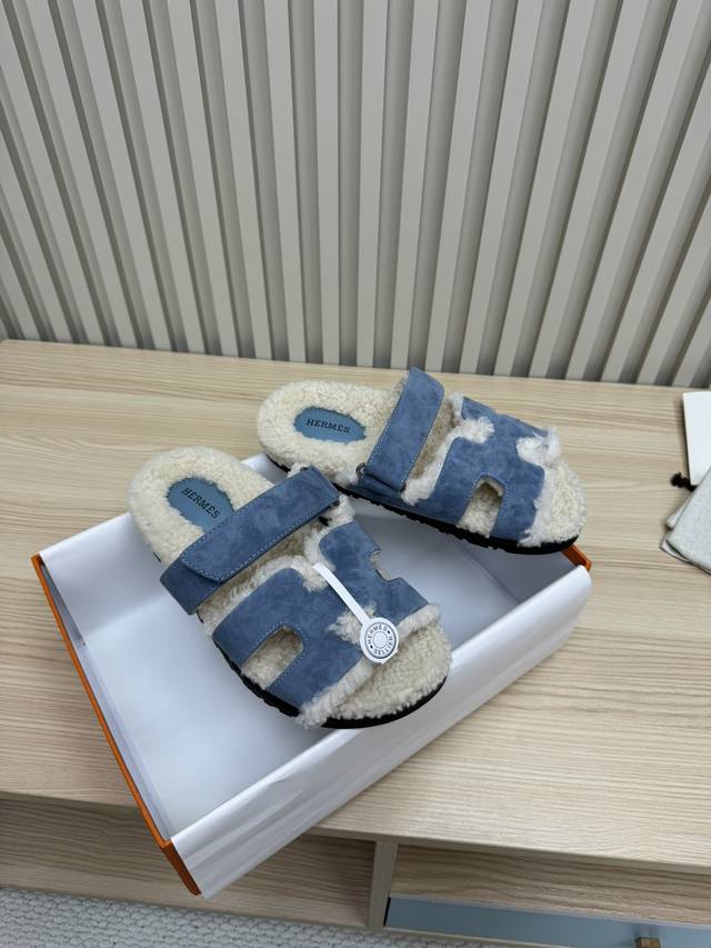 Hermes 情侣款！爱马仕二舅拖鞋羊毛拖鞋，时尚与舒适完美结合。 羊毛材质，柔软亲肤，给你温暖呵护。独特设计，彰显品牌魅力，让你们成为街头焦点。 无论是休闲出
