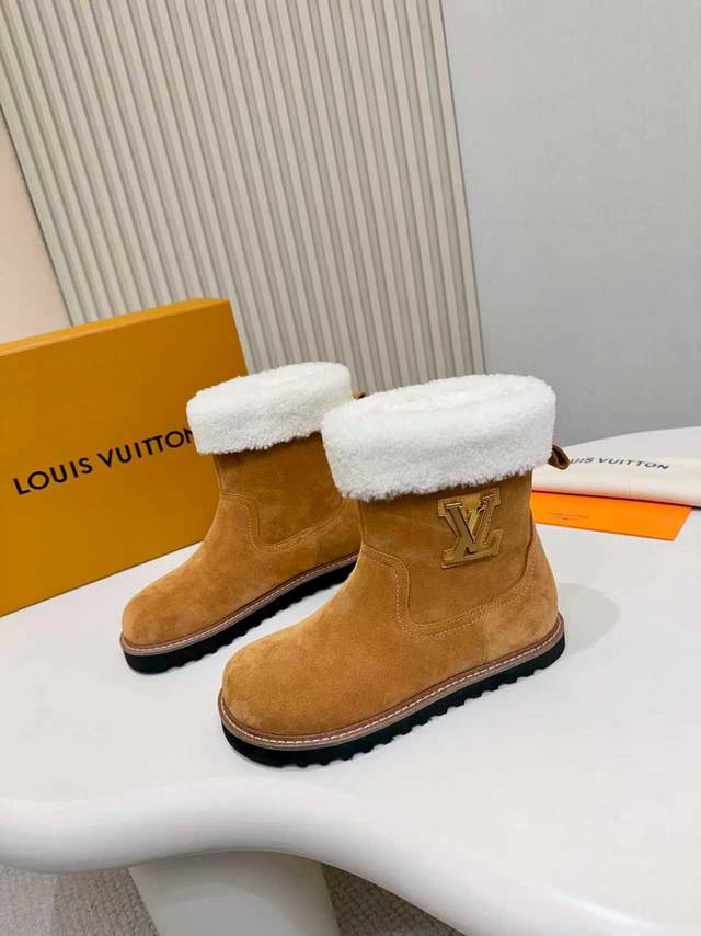 高版本出厂｜Lv羊毛靴 秋冬穿搭的终极答案来啦！ 磨砂牛皮搭配经典老花 质感直接拉满 全羊毛内里+羊毛垫脚 像把脚伸进云朵里 零下天气也能暖Fufu～ 最心机的