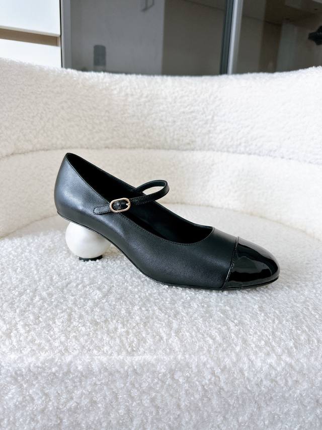 飞机盒+10 Chanel 代购级 香奈儿25 A 官网最新款 珍珠跟鞋 专柜品质 所有材质都根据原版定制！购入正品开发 面料: 原版定制羊筋羊皮 内里：羊皮