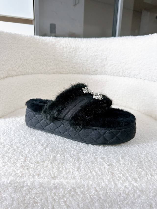 代购级品质｜香奈儿25 A秋冬羊毛人字拖 温暖上新 经典双C钻石扣闪耀登场 官网最新款羊毛人字拖来啦！ 原版麻布面料 质感满分 柔软羊毛内里 温暖包裹 格子电绣