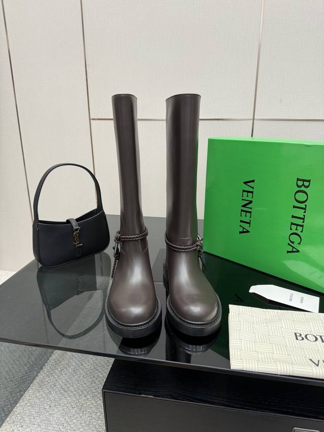 Bottega Venet* 对标对版 五金原版一致 请对比官图 Bv一脚蹬 骑士靴 五金对版 一致 选用西班牙进口小牛皮 可市场对比 孟加拉 水染 牛里皮 原