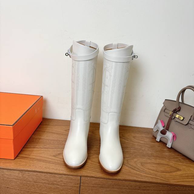 Herme S 经典Kelly长靴Ss25秋冬款 经典Kelly半，原版小牛皮材料 不同颜色搭配，经典马头刺绣 真的是好看极了，养马富婆必备品！ 内里小羊皮，鞋