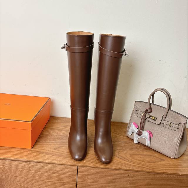 代购级 H家2025秋冬新品短靴！经楦靴型+英伦复古设计，经典耐看！原版倒模楦型，极致1:1形体，进口高端小牛皮，呈现出精致质感！ 开模定制A级高密私模大底，奢