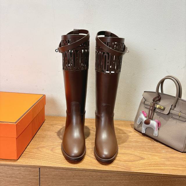 Herme S 经典Kelly长靴Ss25秋冬款 经典Kelly半，原版小牛皮材料，不同颜色搭配，真的是好看极了，养马富婆必备品！ 内里小羊皮，鞋底意大利进口材